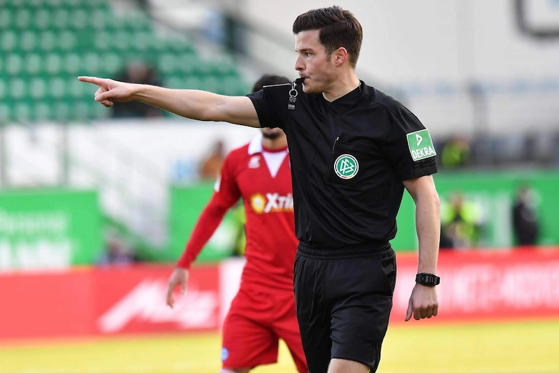 The Role of the Referee - The Powers of the Referee in Various Situations